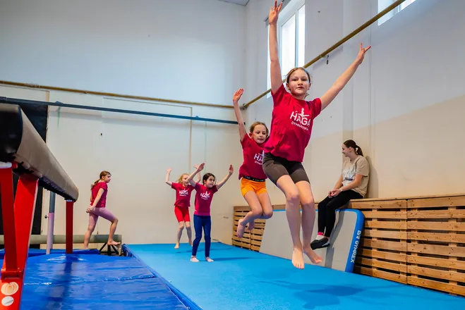 Gymnastky HAGA ve výskoku se zdviženýma rukama