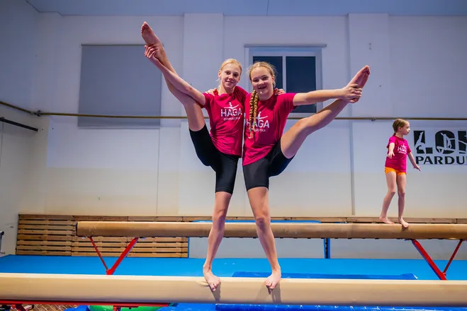 Dvě gymnastky HAGA skáčou zároveň z kladiny