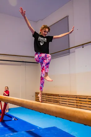 Nejmenší gymnastka HAGA ve výskoku s rukama nad hlavou