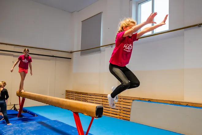 Gymnastka HAGA ve výskoku na kladině
